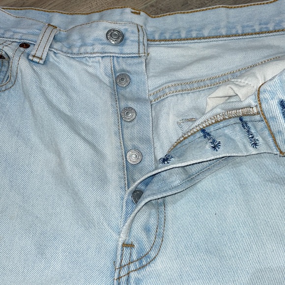 Levi’s light wash high waisted jean shorts - Picture 2 of 4